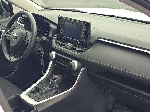 Used 2022 Toyota RAV4 LE image 15