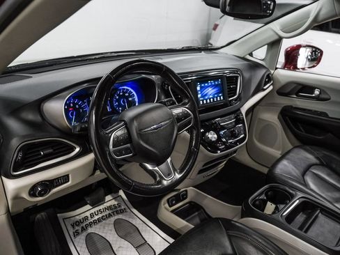 Used 2020 Chrysler Pacifica Touring-L image 3