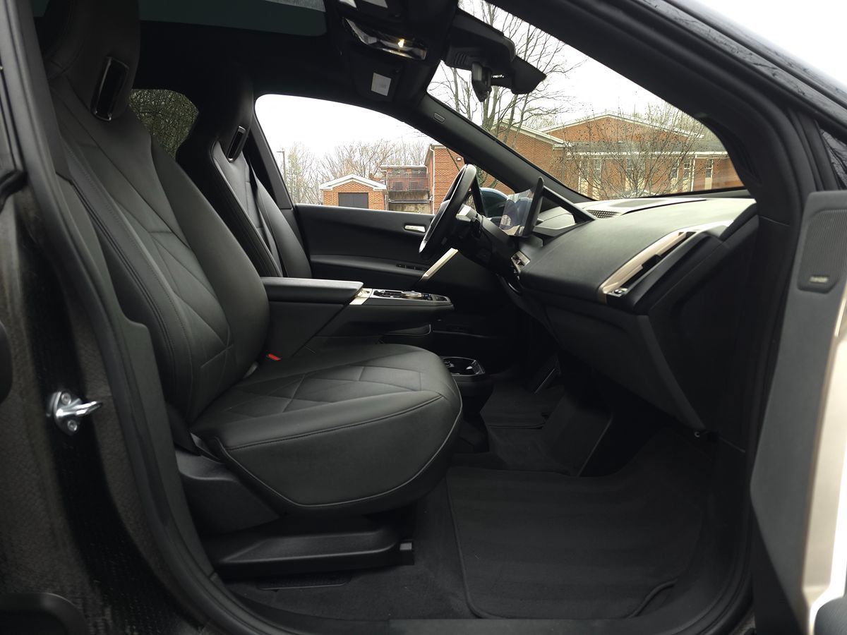 Used 2024 BMW iX xDrive50 w/ Premium Package AWD/4WD image 22