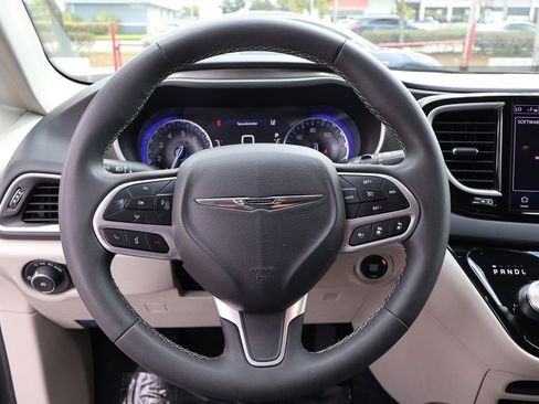 Used 2023 Chrysler Pacifica Touring-L FWD image 43