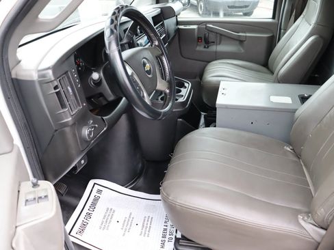 Used 2016 Chevrolet Express 3500 Extended Van 3D image 8