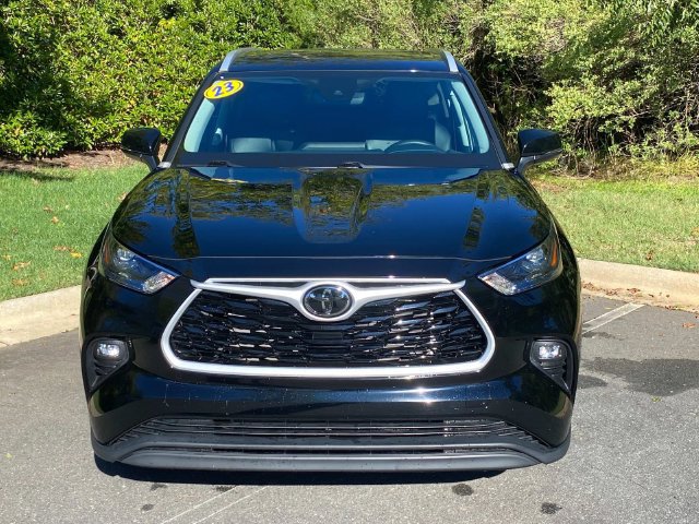 Used 2023 Toyota Highlander XLE FWD image 2