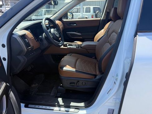 Used 2025 Nissan Pathfinder Platinum w/ Black Appearance Package AWD/4WD image 8