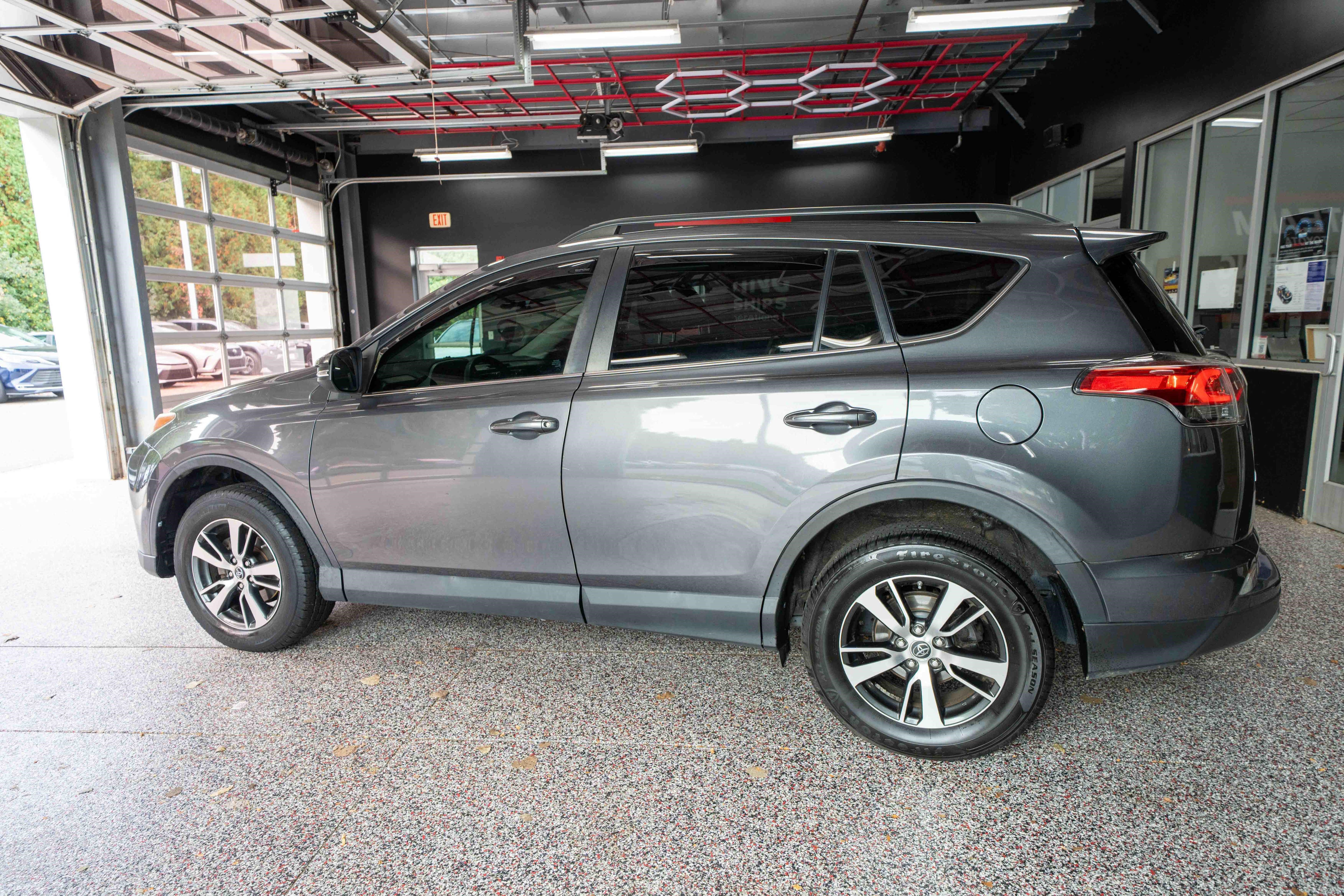 Used 2018 Toyota RAV4 XLE AWD/4WD image 2