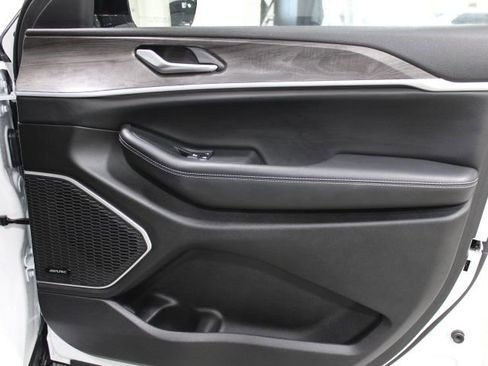 Used 2023 Jeep Grand Cherokee Limited w/ Black Appearance Package image 29