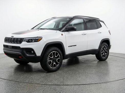 Used 2025 Jeep Compass Trailhawk AWD/4WD image 3