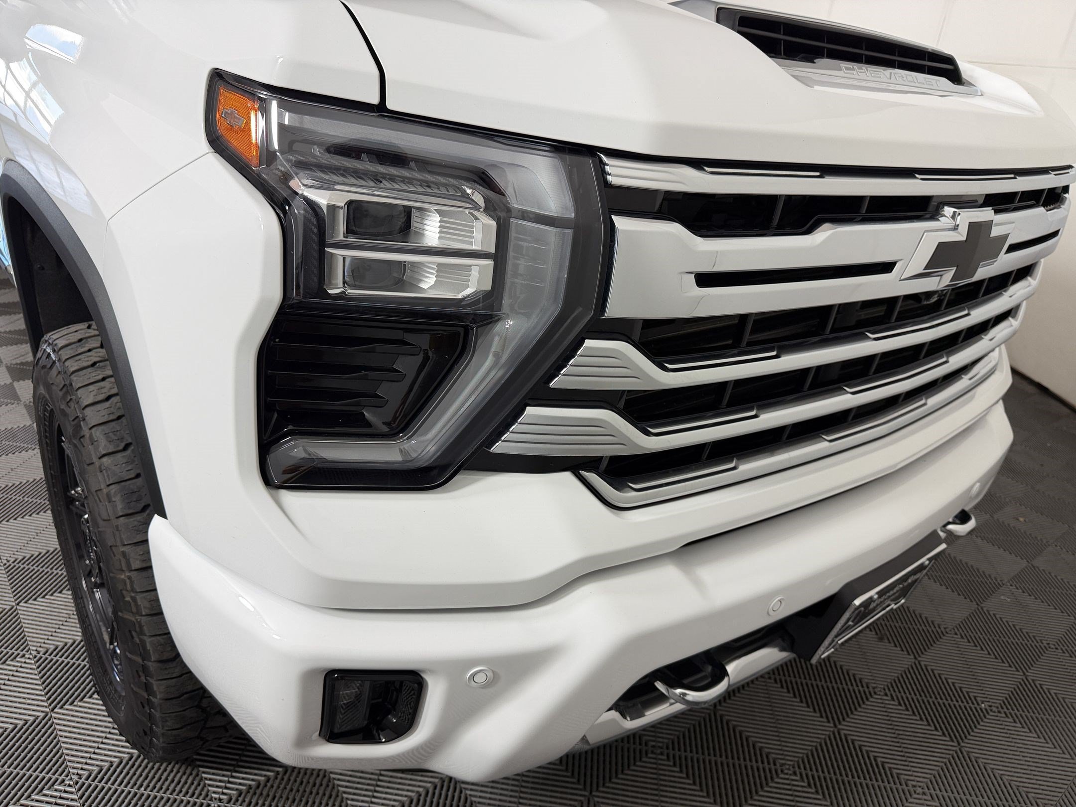 Used 2024 Chevrolet Silverado 2500 High Country w/ High Country Premium Package AWD/4WD image 12