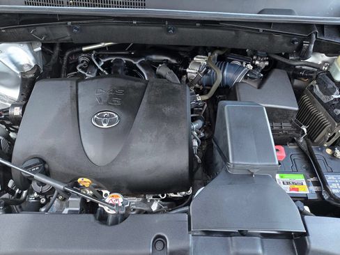 Certified 2018 Toyota Highlander LE w/ Carpet Mat Package (TMS) FWD image 24