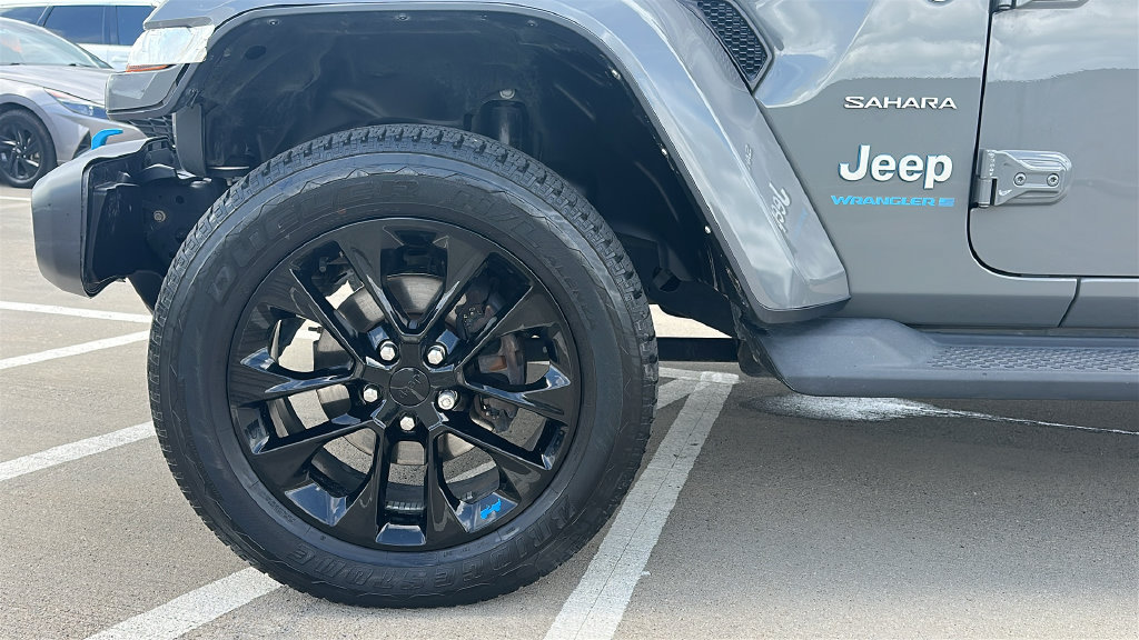 Used 2023 Jeep Wrangler Unlimited Sahara w/ Cold Weather Group AWD/4WD image 9