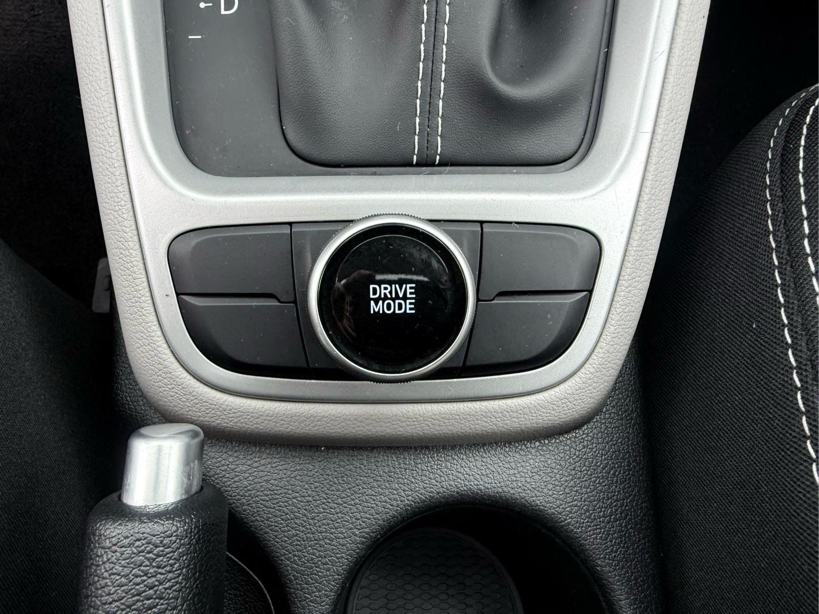 Used 2025 Hyundai Venue SEL FWD image 17