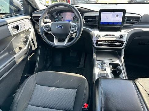 Used 2022 Ford Explorer XLT image 4
