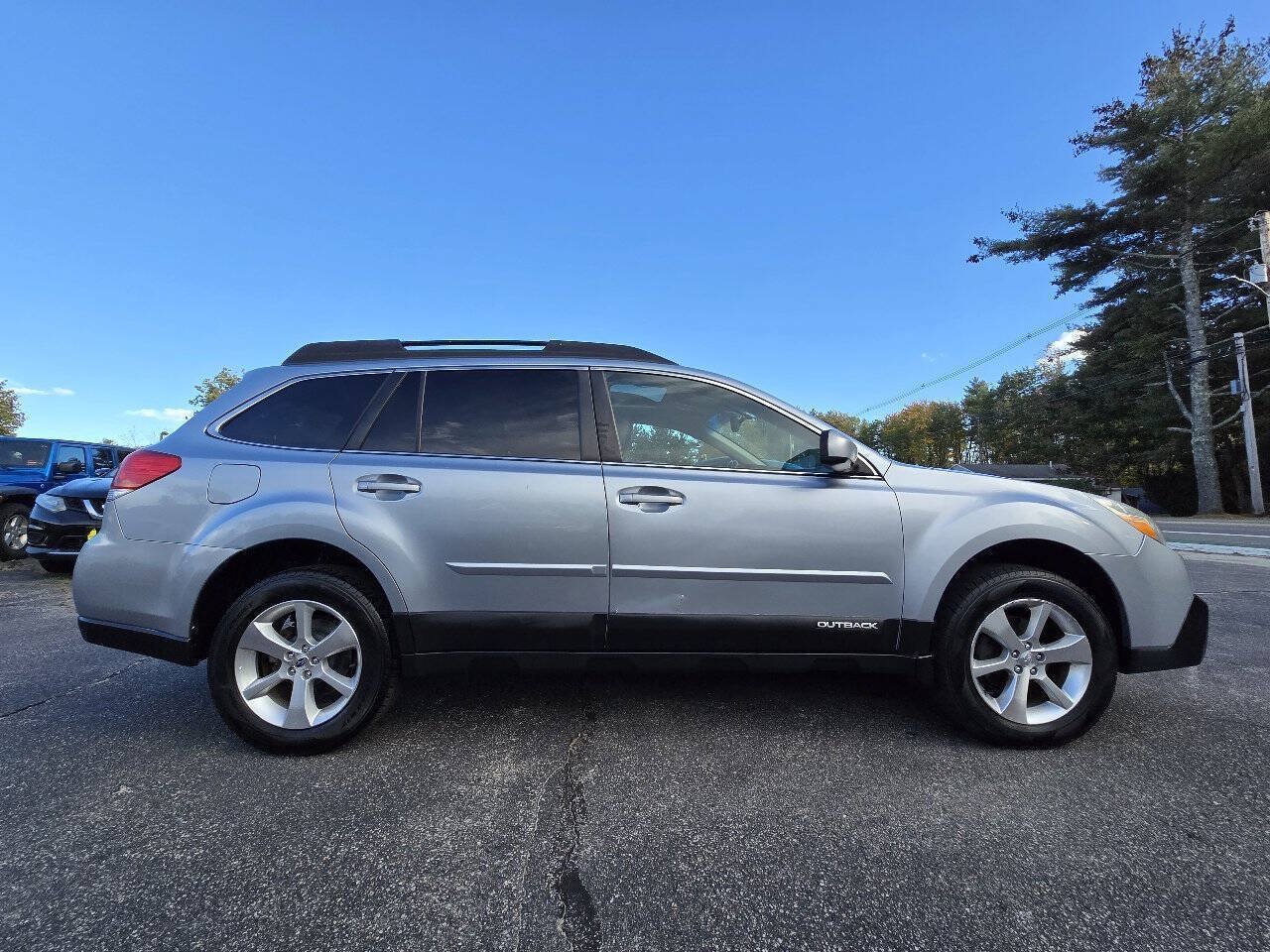 Used 2014 Subaru Outback 2.5i Limited w/ Moonroof Package AWD/4WD image 9