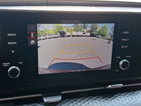 Used 2023 Kia Carnival LX FWD image 19