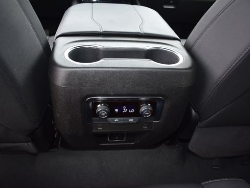 Used 2025 Chevrolet Suburban Z71 image 28