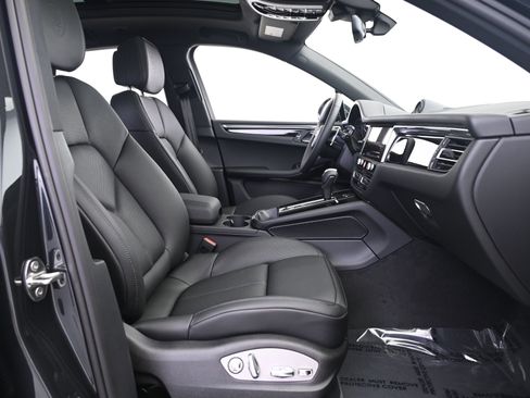 Used 2026 Porsche Macan AWD/4WD image 23