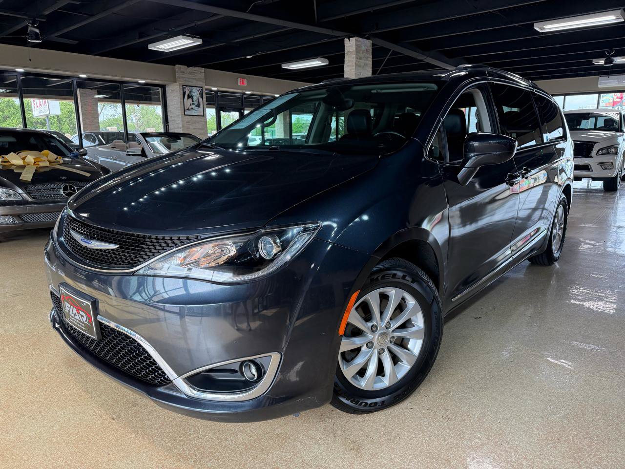 Used 2019 Chrysler Pacifica Touring-L FWD image 3