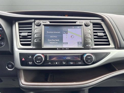 Used 2019 Toyota Highlander XLE image 26
