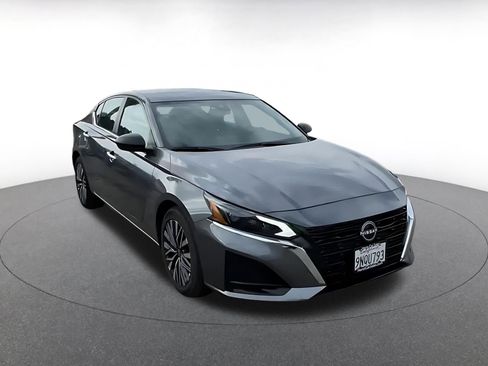 Used 2025 Nissan Altima 2.5 SV image 3