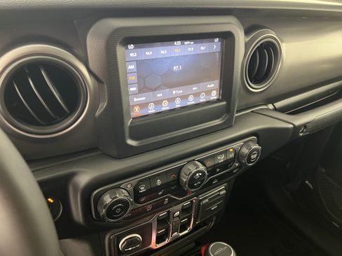 Used 2023 Jeep Gladiator Sport AWD/4WD image 26
