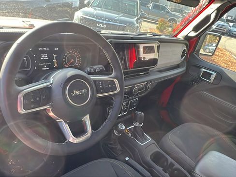 Used 2025 Jeep Wrangler Sahara image 24