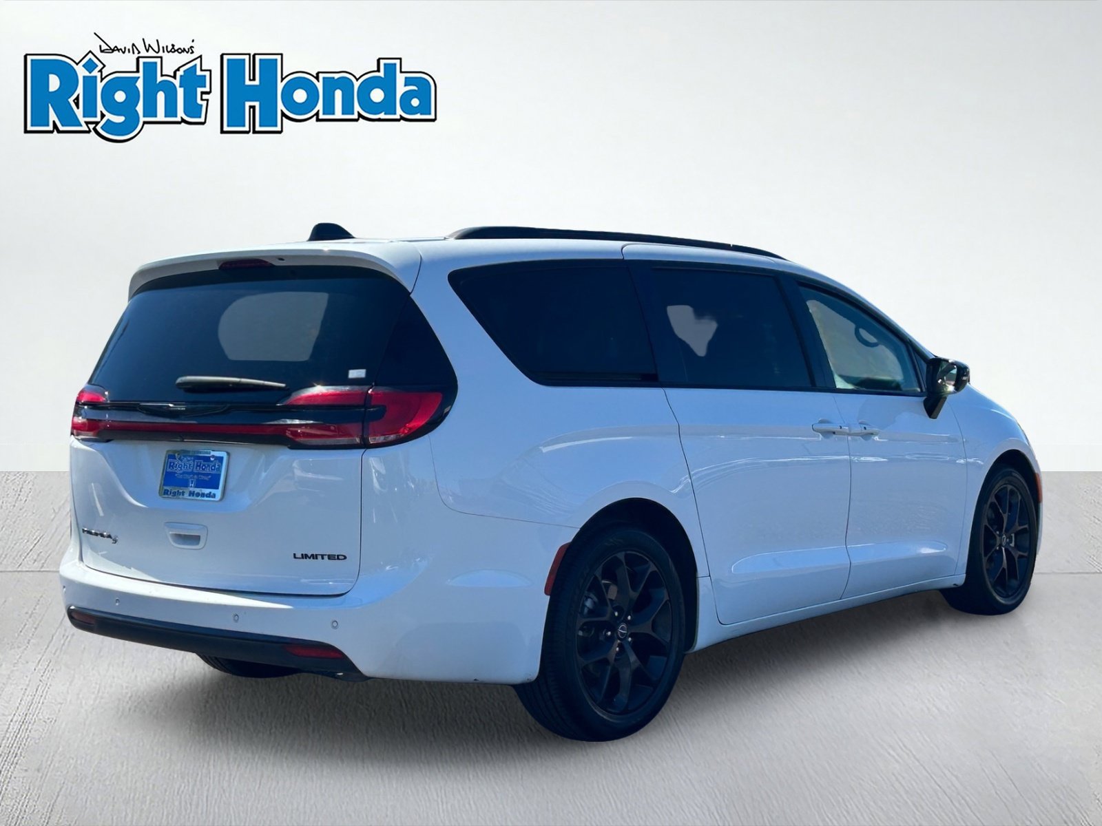 Used 2025 Chrysler Pacifica Limited FWD image 5