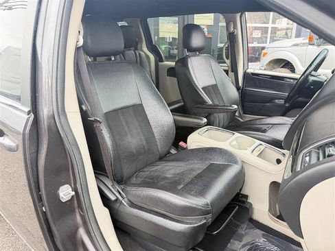 Used 2018 Dodge Grand Caravan SXT FWD image 17