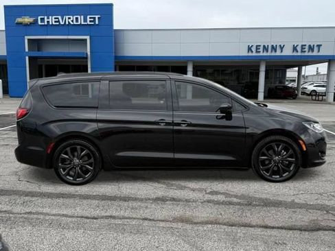 Used 2020 Chrysler Pacifica Touring-L w/ S Appearance Package FWD image 3