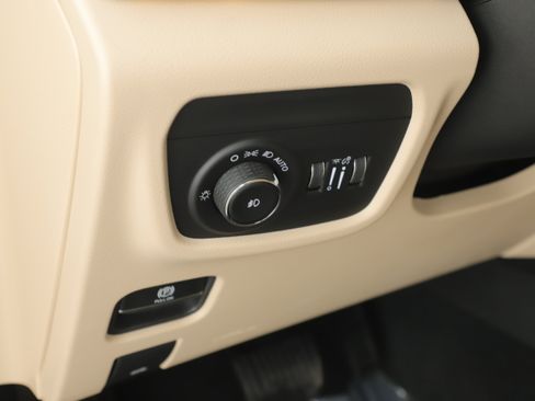 Used 2025 Jeep Grand Cherokee Limited w/ Luxury Tech Group II image 11