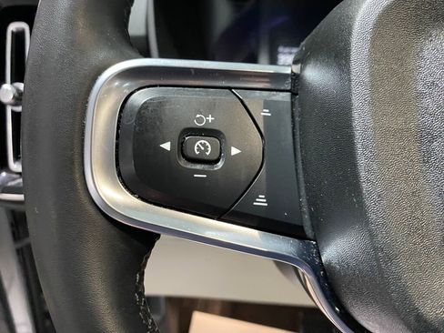 Used 2024 Volvo XC40 B5 Plus image 17