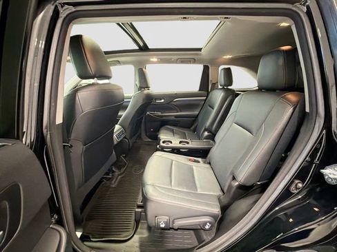 Certified 2017 Toyota Highlander Limited Platinum image 22