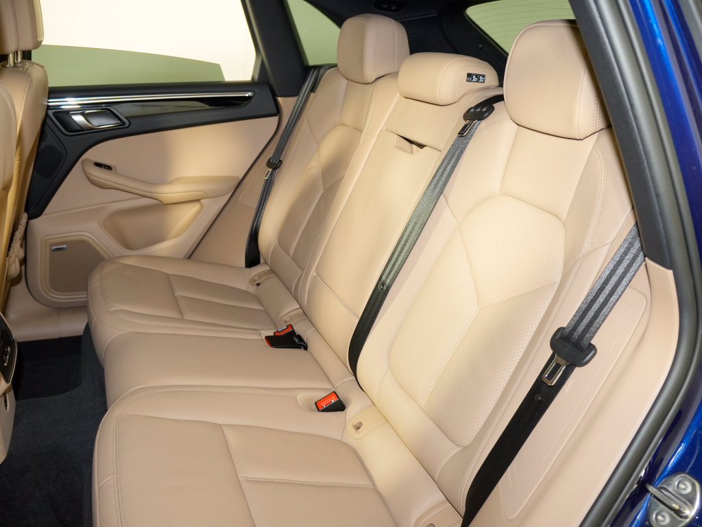 Certified 2024 Porsche Macan w/ Premium Plus Package AWD/4WD image 39