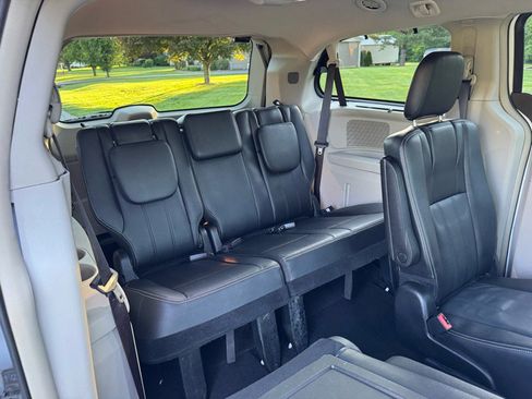 Used 2015 Chrysler Town & Country Touring-L w/ Driver Convenience Group FWD image 12