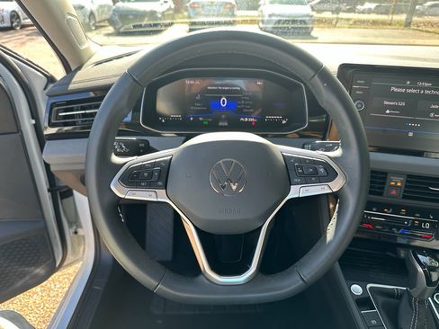 Used 2025 Volkswagen Jetta SE w/ Black Wheel Package image 16