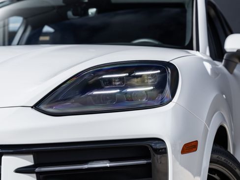 Used 2025 Porsche Cayenne Coupe image 17