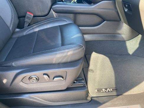 Used 2025 GMC Yukon XL Denali image 21