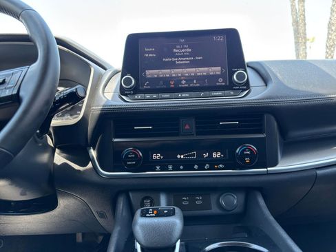 Used 2025 Nissan Rogue SV FWD image 17
