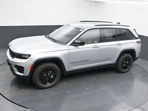 Used 2024 Jeep Grand Cherokee Altitude image 39