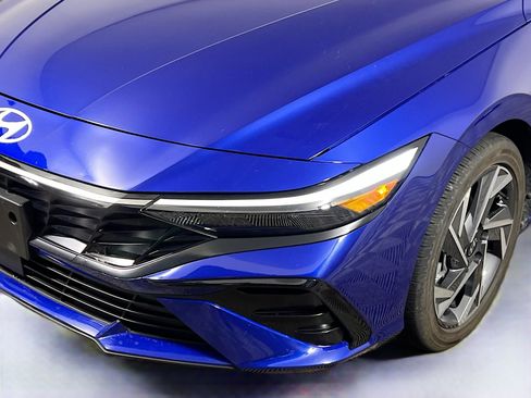 Used 2025 Hyundai Elantra SEL image 12