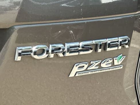 Used 2017 Subaru Forester 2.5i Touring AWD/4WD image 18