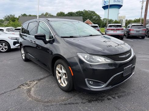 Used 2017 Chrysler Pacifica Touring Plus w/ Tire & Wheel Group FWD image 4