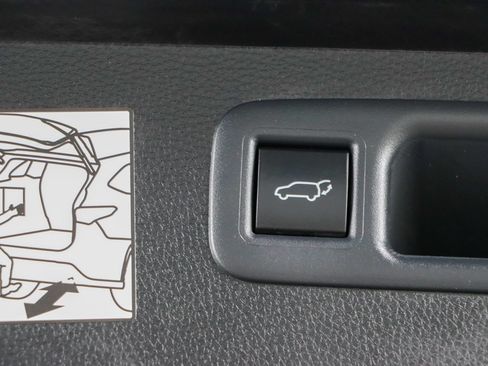 Used 2023 Toyota Highlander Platinum FWD image 34