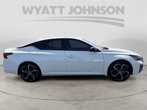 Used 2024 Nissan Altima 2.5 SR w/ SR Premium Package FWD image 6