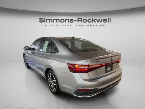 Used 2025 Volkswagen Jetta SE image 7