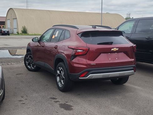 Used 2025 Chevrolet Trax LT w/ LT Convenience Package FWD image 2