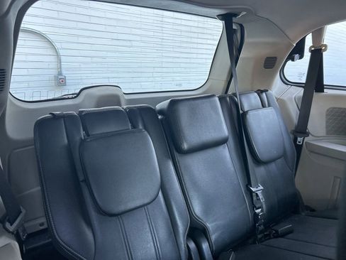 Used 2013 Chrysler Town & Country Touring FWD image 13