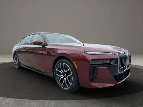Used 2025 BMW 760i xDrive w/ Executive Package AWD/4WD image 3