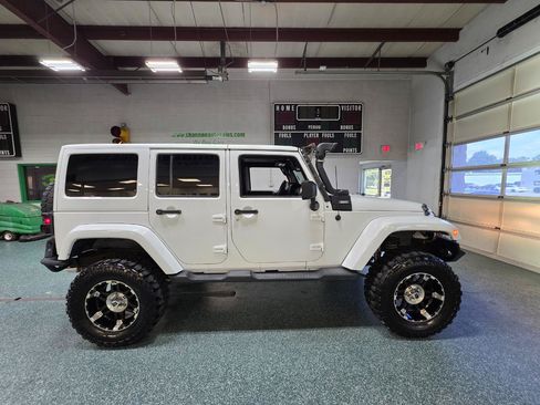 Used 2013 Jeep Wrangler Unlimited Sahara w/ Dual Top Group AWD/4WD image 5