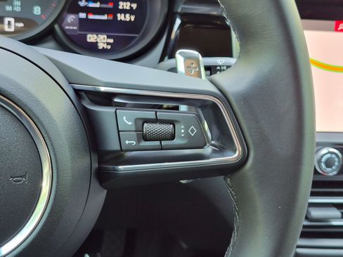 Certified 2026 Porsche Macan AWD/4WD image 10