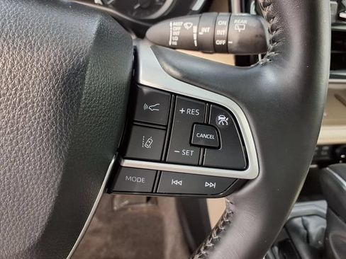 Used 2024 Toyota Highlander XLE AWD/4WD image 9