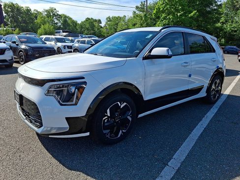 New 2026 Kia Niro Wind FWD image 3